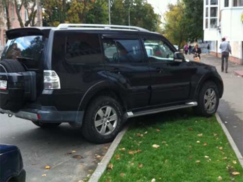 Неправильная парковка на газонах в Москве: